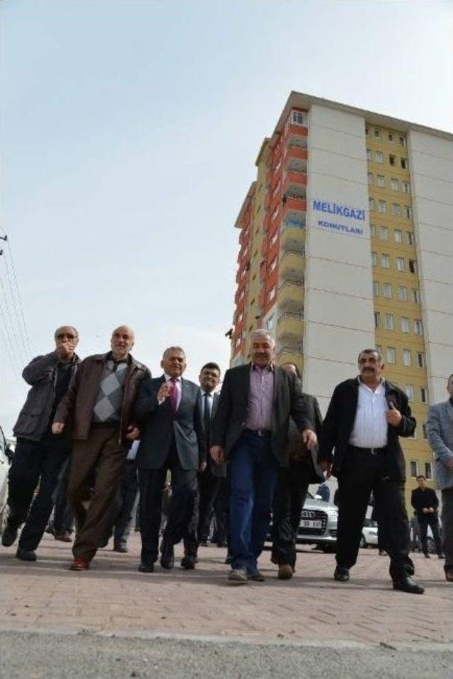 Melikgazi Belediye Başkanı Memduh B&uuml;y&uuml;kkılı&ccedil;, Sosyal Konut İnşaatlarını Gezerek Bilgi Aldı 3