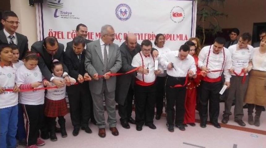 &Ouml;zel Eğitimli &Ccedil;ocukların At&ouml;lyeleri T&ouml;renle A&ccedil;ıldı