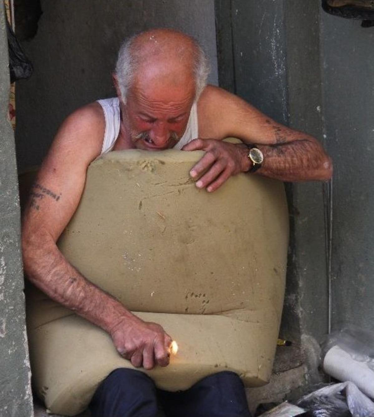 Tuvalette Yaşayan Yaşlı Adam Kendini Yakmak İstedi