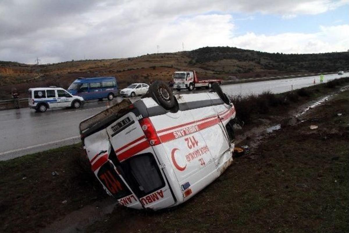 Gaziantep'te Hasta Taşıyan Ambulans Takla Attı: 5 Yaralı