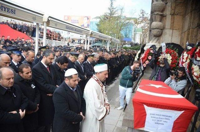 Şehit Polis Memuru Toprağa Verildi