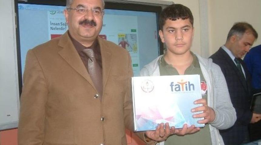Burhaniye&rsquo;de &Ouml;ğrencilerin Tablet Sevinci