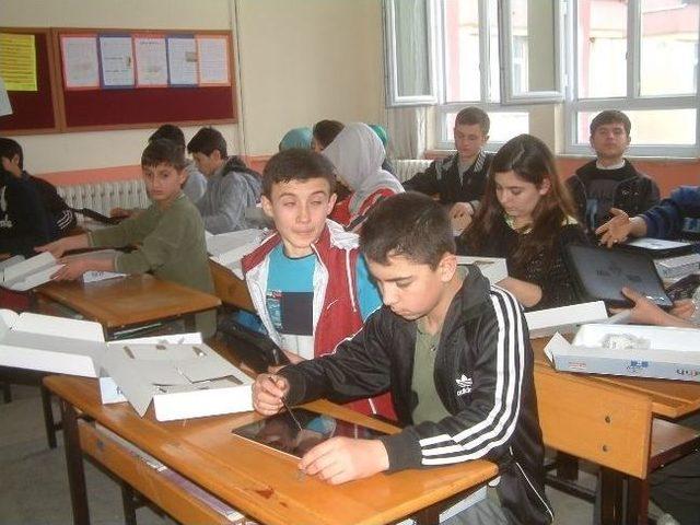 Burhaniye’de Öğrencilerin Tablet Sevinci