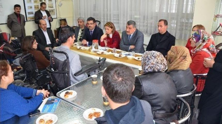 G&uuml;rkan, Kent Konseyi Engelliler Merkezini Ziyaret Etti
