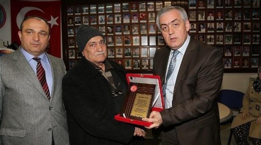 Remzi Aydın&rsquo;dan Şehit Ailelerine Plaket