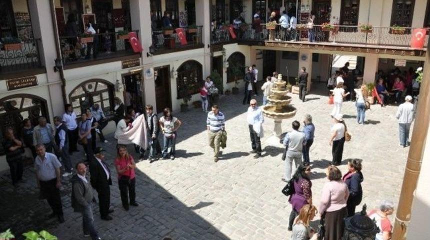 Atlıhan, Turistin De Esnafın Da Y&uuml;z&uuml;n&uuml; G&uuml;ld&uuml;r&uuml;yor