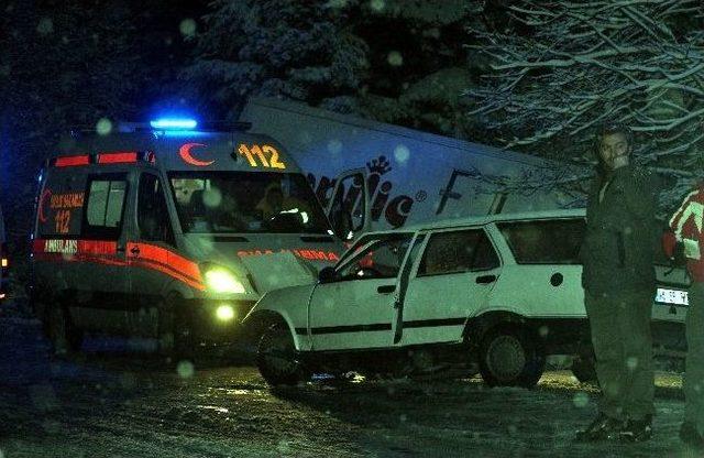 Karda Kayan Kamyon Otomobille Çarpıştı: 2 Ölü, 3 Yaralı