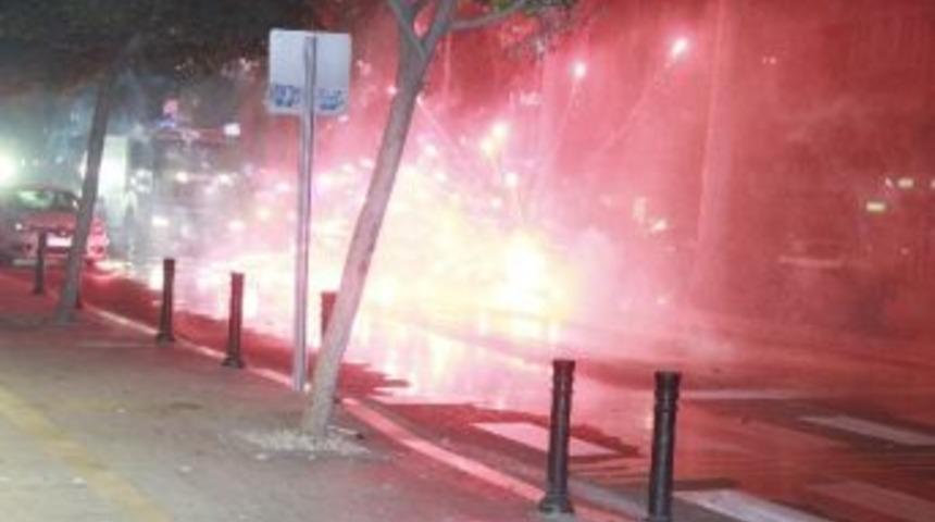 Adana'da İzinsiz G&ouml;steriye Polis M&uuml;dahalesi