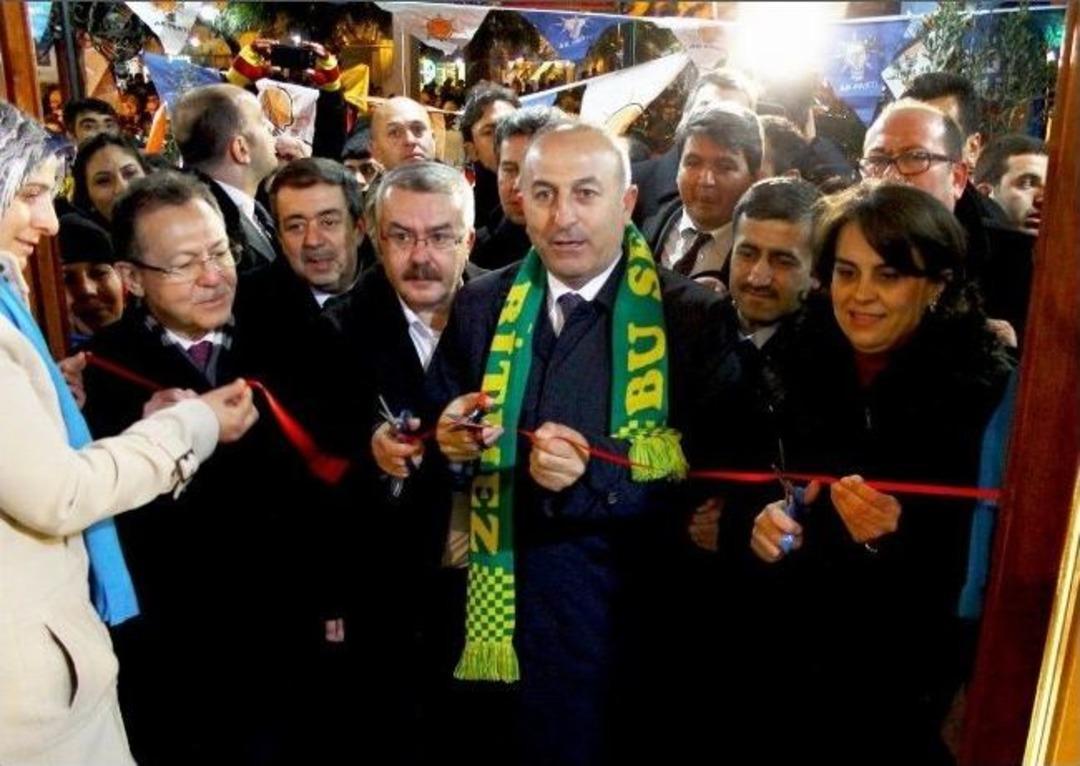 Ab Bakanı &Ccedil;avuşoğlu Zeytinli&rsquo;de Halkla Buluştu