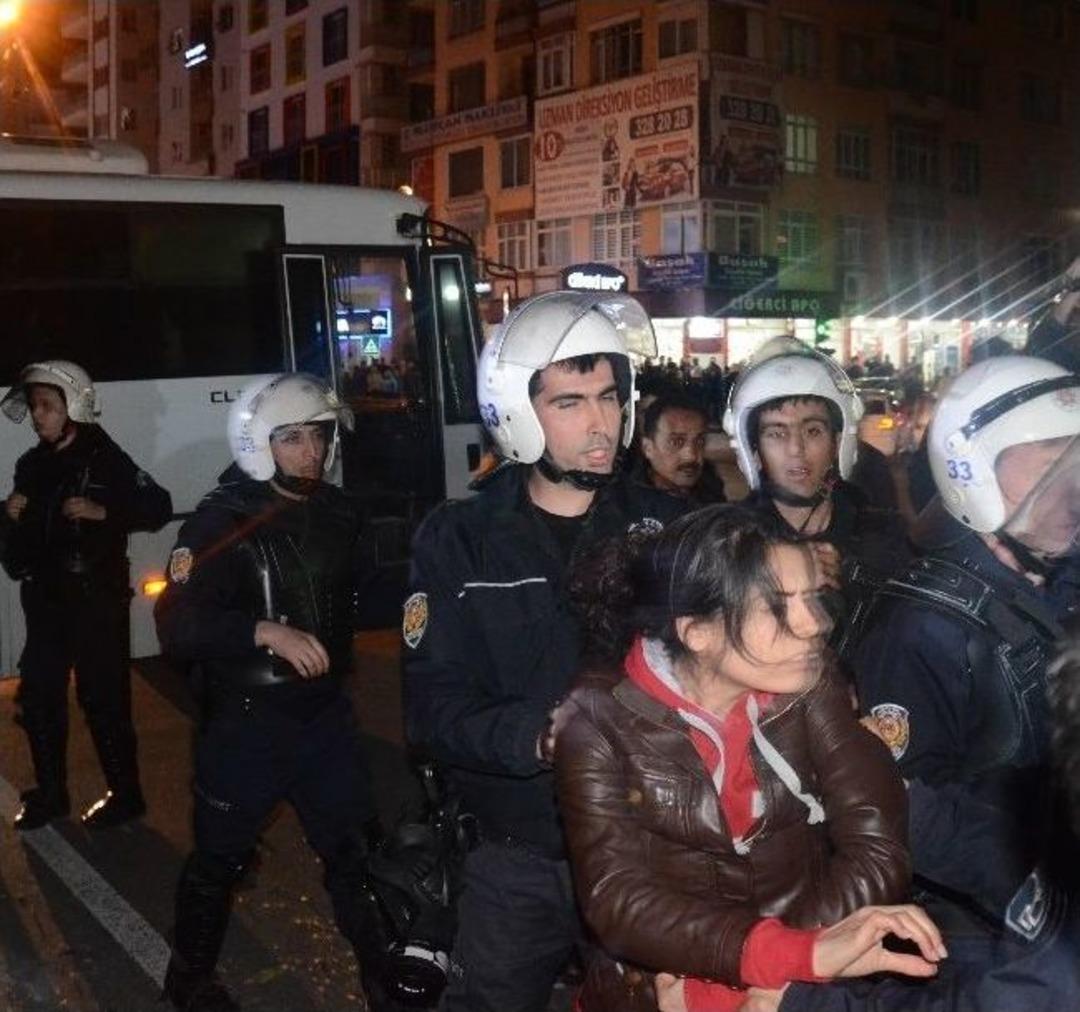 Mersin'deki İzinsiz G&ouml;steride 43 G&ouml;z Altı