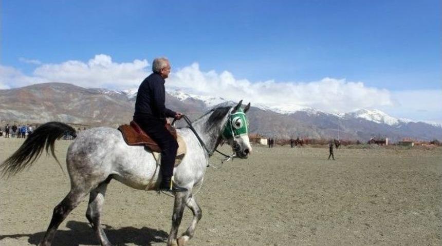 Başsoy&rsquo;dan Atlı Spor Kul&uuml;plerine Destek