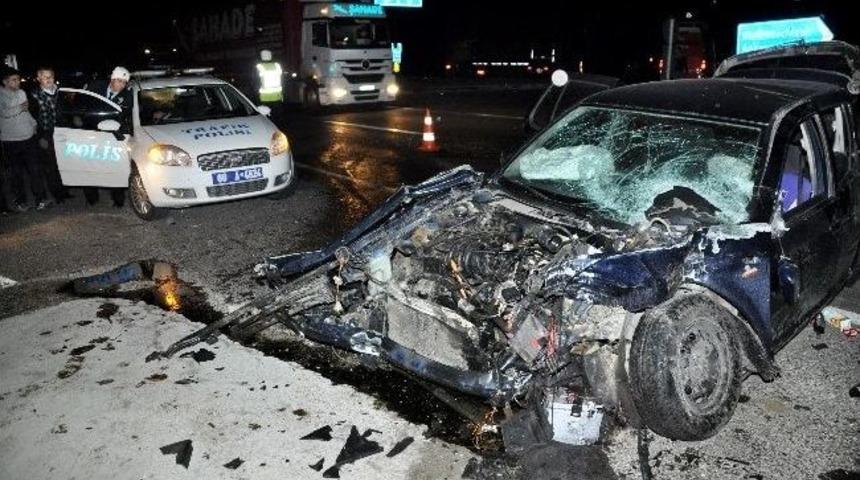 Kargo Kamyonu İle Otomobil &Ccedil;arpıştı: 4 Yaralı