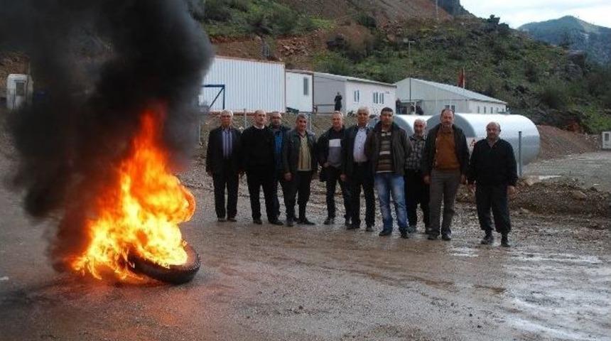 Maaş Alamayan İş&ccedil;iler Lastik Yakarak Eylem Yaptı