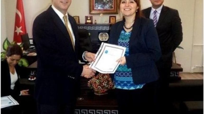 Başarılı Doktorlara Hayrabolu Kaymakamı Orhan’dan Başarı Belgesi