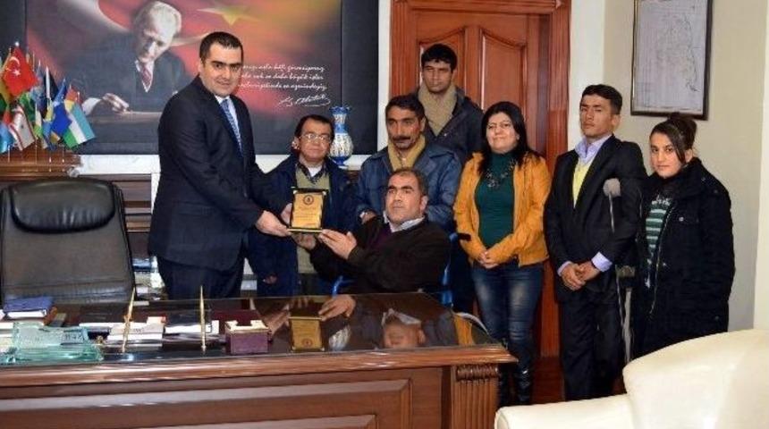 Anadolu Sakatlar Derneğinden Protokol &Uuml;yelerine Plaket