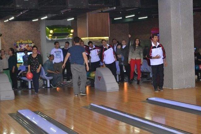 &Ouml;ğretmenler Bowling Turnuvasında Yarıştı 1
