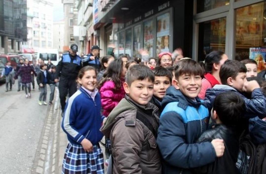 Polisler &Ccedil;ocukların Y&uuml;z&uuml;n&uuml; G&uuml;ld&uuml;rd&uuml;