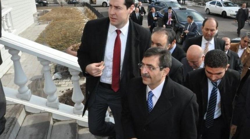 Bakan G&uuml;ll&uuml;ce, Kırmızı Halıya Ayağı Takılınca Sendeledi