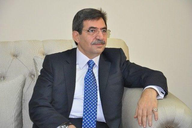 Bakan Güllüce, Kırmızı Halıya Ayağı Takılınca Sendeledi