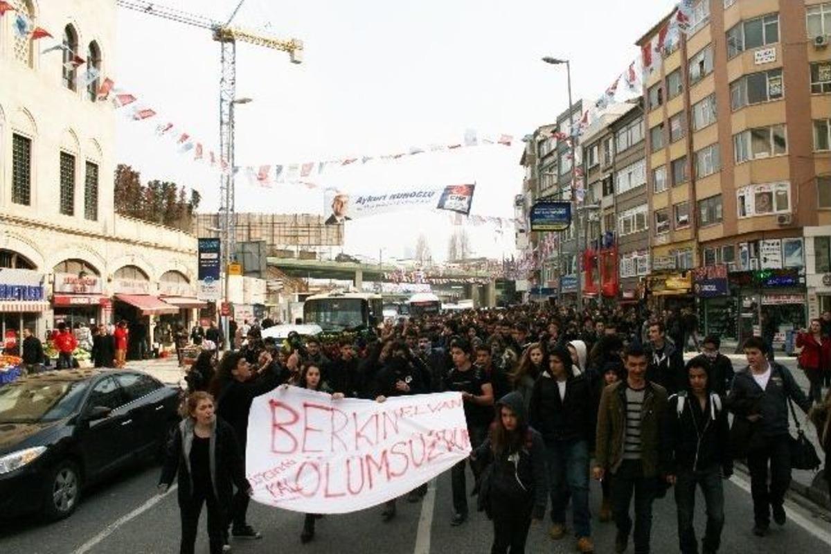 Kadık&ouml;y'de Lise &Ouml;ğrencileri &lsquo;berkin Elvan&rsquo; Y&uuml;r&uuml;y&uuml;ş&uuml; D&uuml;zenledi