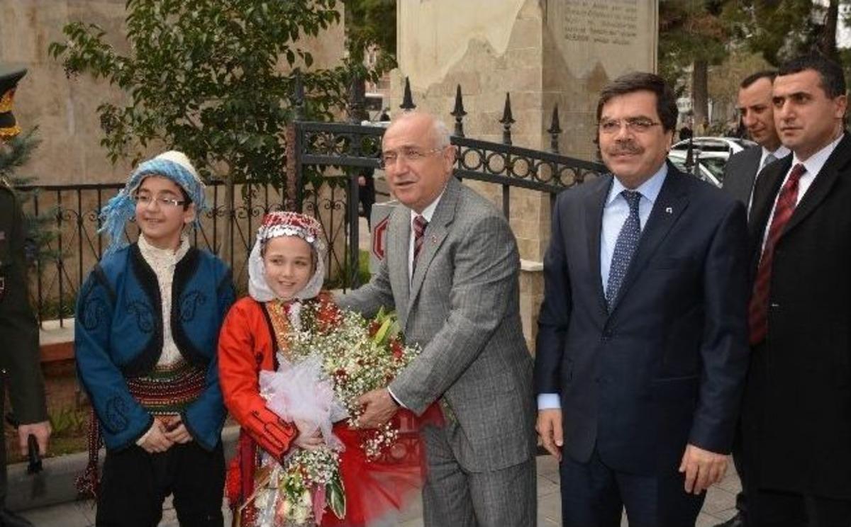 Cemil &Ccedil;i&ccedil;ek'e Fahri Doktora Verildi