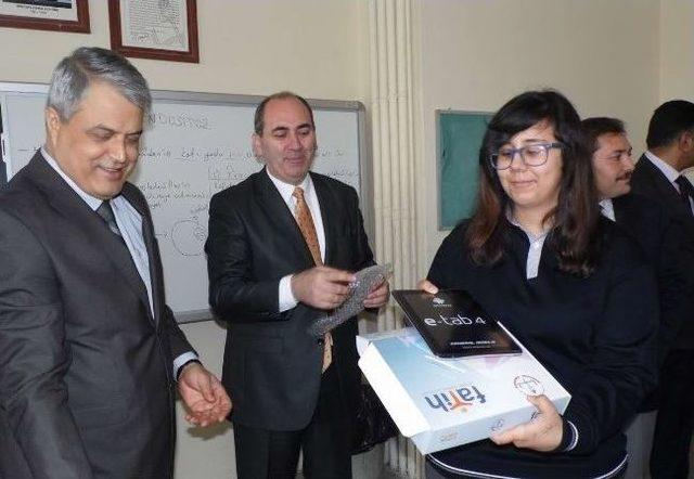 Edremit Körfez Anadolu Lisesi’nde Tablet Sevinci