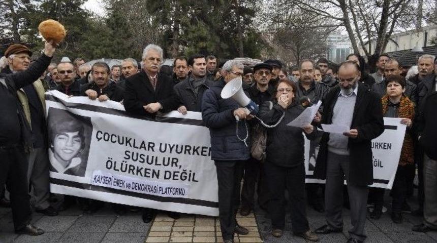 Berkin İ&ccedil;in Karanfil Bıraktılar