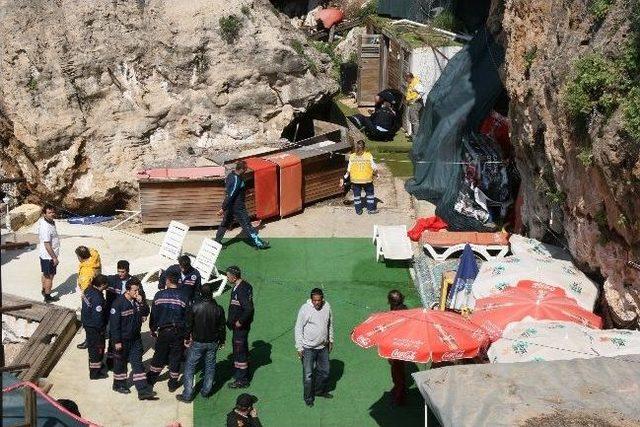 Kakt&uuml;s Ağacını İnceleyen Turist Kayalıklara D&uuml;şt&uuml; 2