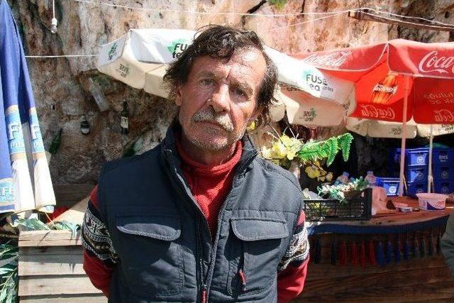 Kakt&uuml;s Ağacını İnceleyen Turist Kayalıklara D&uuml;şt&uuml; 3