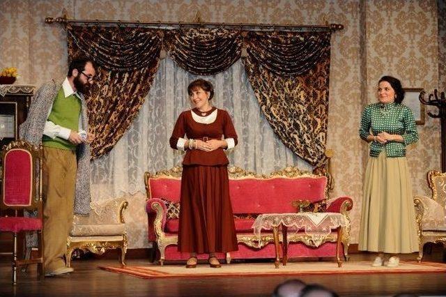 &ldquo;ahududu&rdquo; Bostanlı Suat Taşer Tiyatrosu&rsquo;nda 3