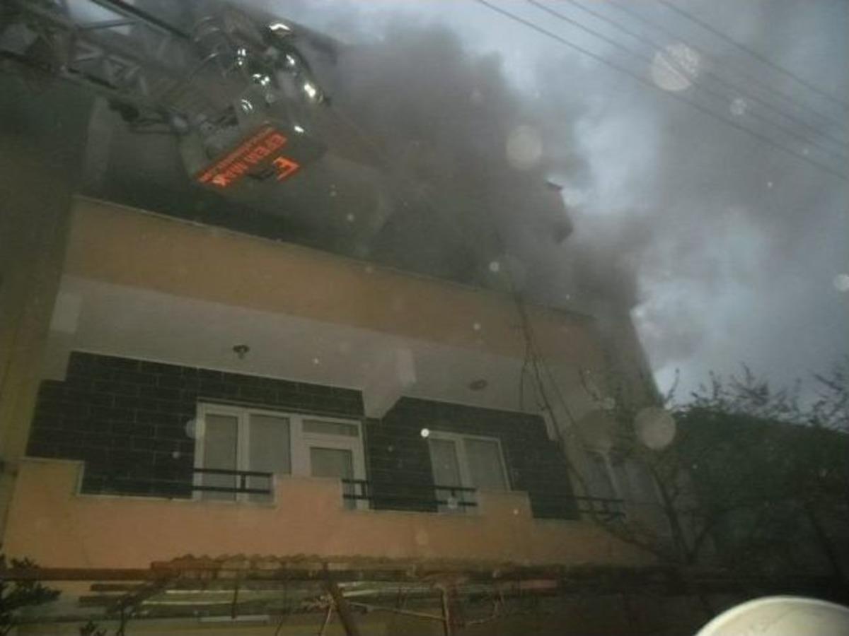 Manisa'daki Ev Yangınında 4 Kişi Dumandan Etkilendi