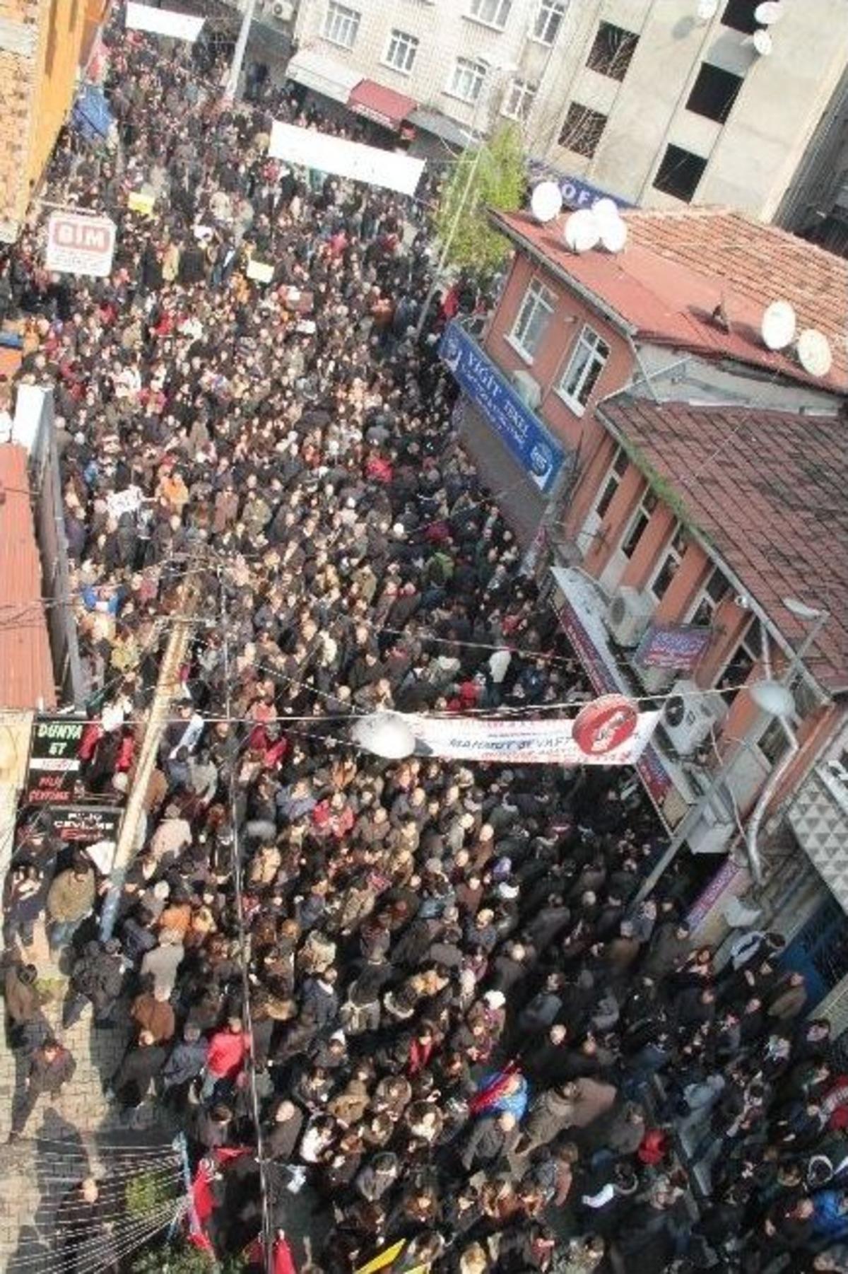 Berkin Elvan'ın Cenazesi İ&ccedil;in Binlerce Kişi Cemevine Akın Etti