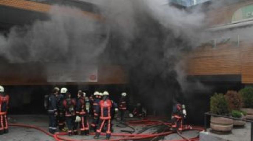 Oyuncak Deposundaki Yangın Mecidiyek&ouml;y&rsquo;&uuml; Duman Altında Bıraktı