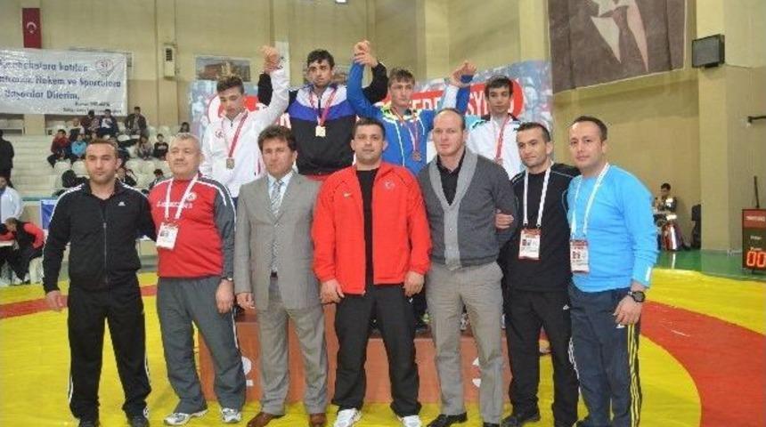 Şahinbey Belediye Sporlu G&uuml;reş&ccedil;iler Başarıya Doymuyor
