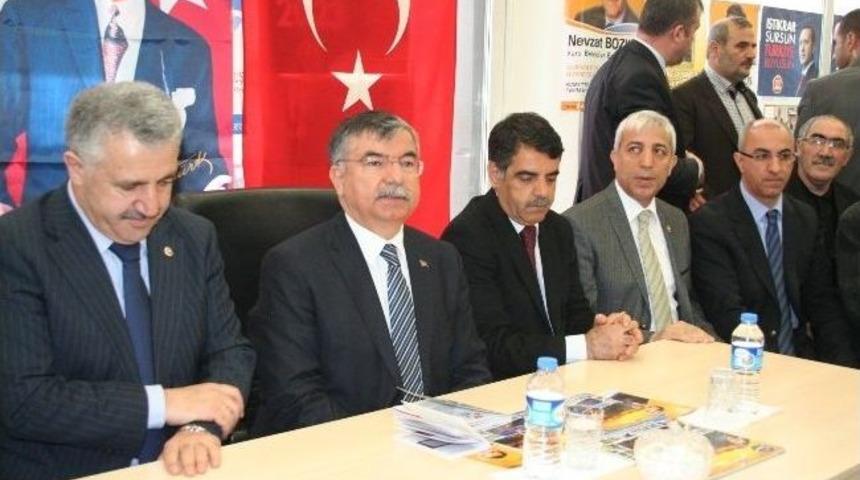 Bakan İsmet Yılmaz Ak Parti Se&ccedil;im B&uuml;rosu&rsquo;nu Ziyaret Etti