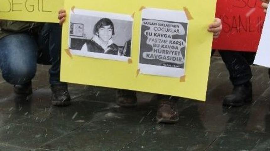 Kar Yağışı Altında Berkin İ&ccedil;in Oturma Eylemi