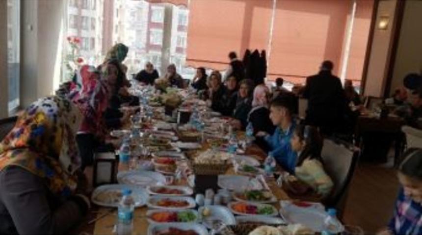 M&uuml;ft&uuml;l&uuml;kten Engelli &Ccedil;ocuklar Ve Annelerine Yemek