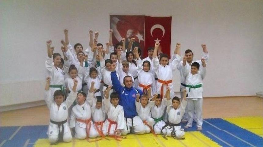 &Ccedil;iftlikk&ouml;yl&uuml; Karateciler 10 Madalyayla D&ouml;nd&uuml;