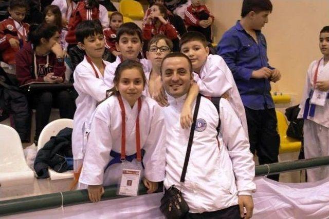 Çiftlikköylü Karateciler 10 Madalyayla Döndü 1