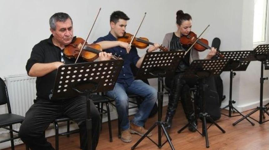 Keman &Ccedil;almanın İnceliklerini Omek'de &Ouml;ğreniyorlar
