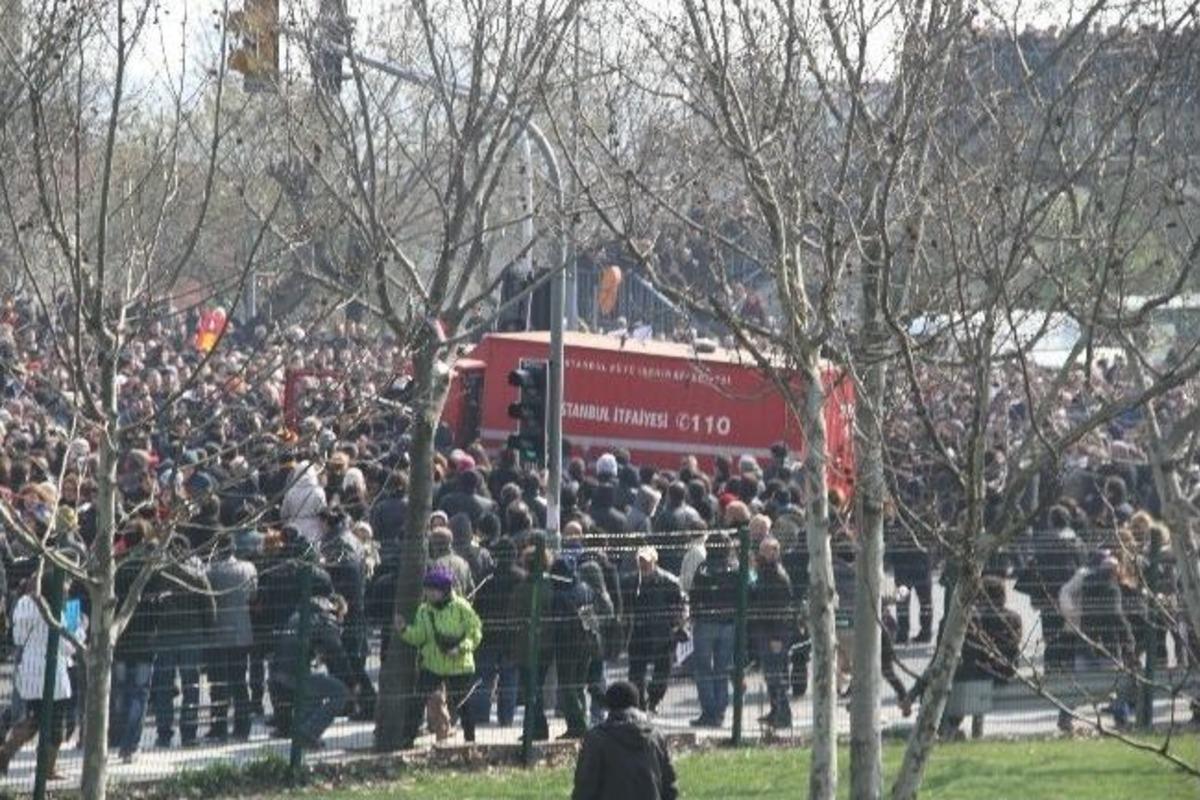 G&ouml;stericilerin Arasında Kalan İtfaiyecinin Zor Anları
