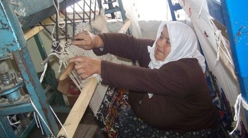 Korkuteli&rsquo;nde Alafaradın Kilim Dokumacılığı Başladı