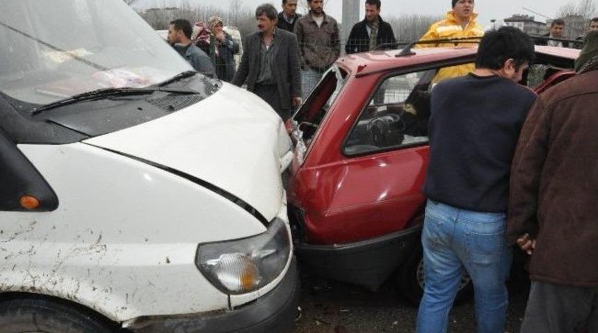 &Ccedil;arşamba'da Zincirleme Kaza: 2 Yaralı