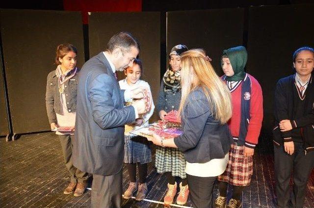Minikler İstiklal Marşı Performansı İle Salonu Coşturdu 2