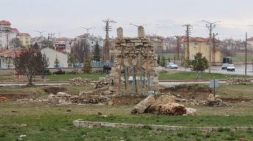 Beyşehir&rsquo;in Tarihi Kale Kapısına 400 Bin Liralık &Ouml;denek