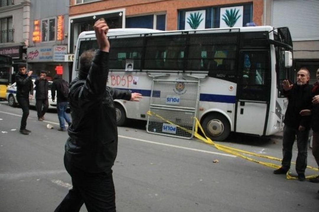 Berkin'in Cenazesine Katılan Bir Grup, Polise Taşla Saldırdı