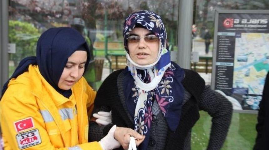 Kamyonetin &Ccedil;arptığı Kadın Hastanelik Oldu