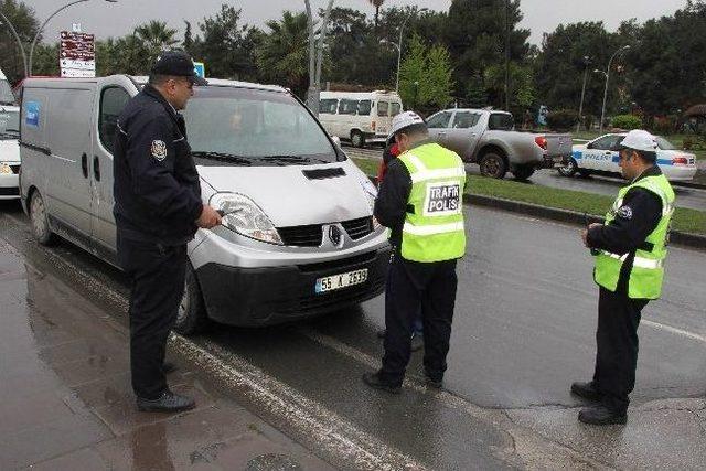 Kamyonetin Çarptığı Kadın Hastanelik Oldu