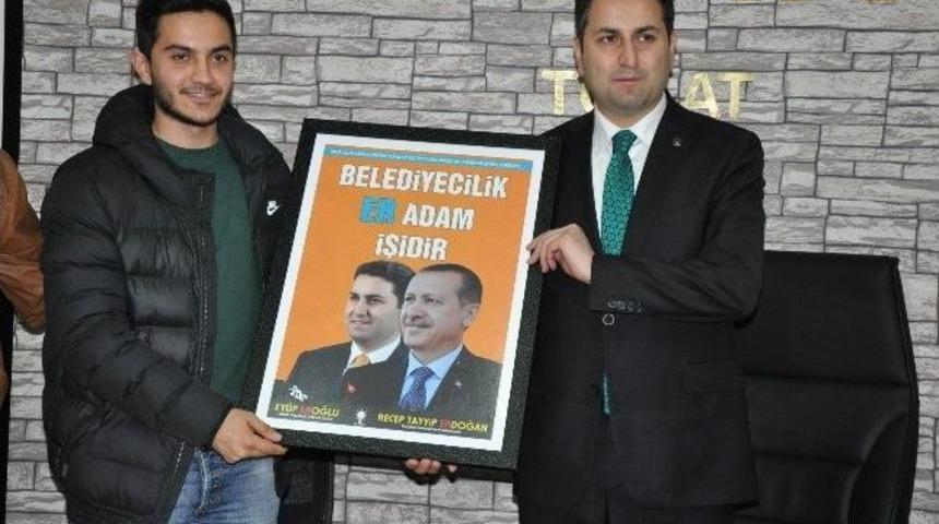 Ak Parti'nin En Gen&ccedil; Belediye Başkan Adayı, Gen&ccedil;leri Kabul Etti