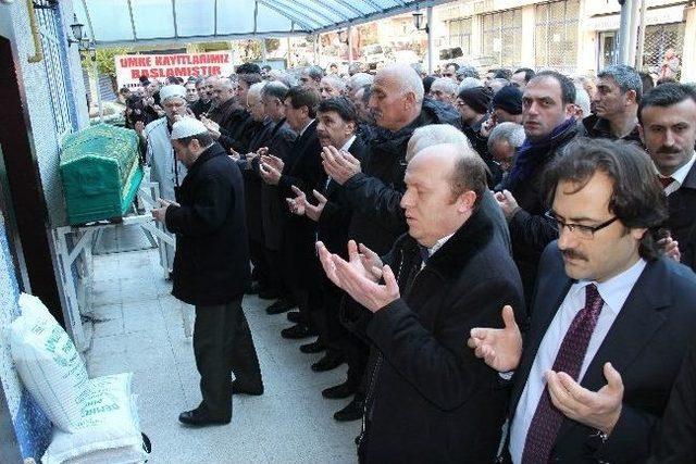 Yürüyerek Gittiği Hastanede Ölen Eski Müdür Toprağa Verildi